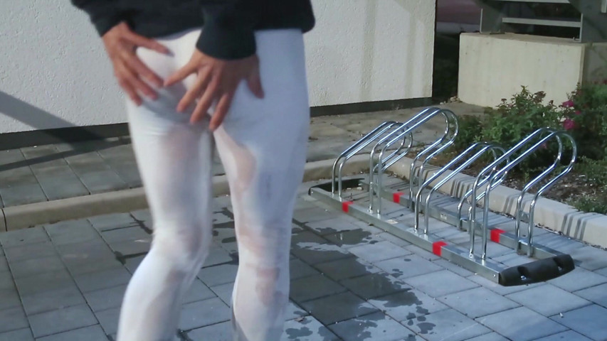 Pissing in Leggings (Loreley add) Pissing in Leggings (Loreley add)