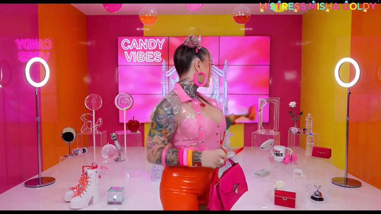 Goddess Misha Goldy: 내 입술에서 네 뇌로 뚝뚝 떨어지는 말이야. - 입을 더 벌리고 흘러내리는 것을 받아들여라