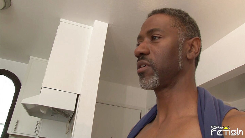 Gay Diaries: Lange zwarte man steekt zijn enorme pik in een geile...