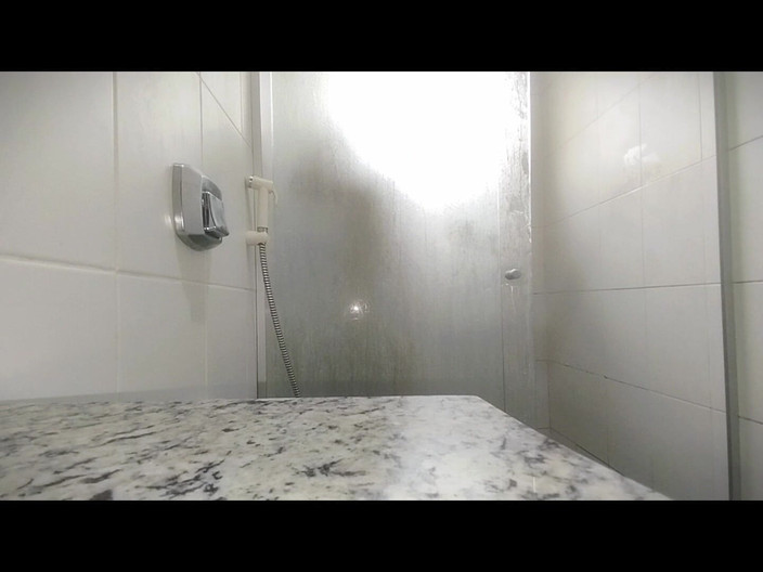 Marcosninfo: 남성들이 내 항문에 사정했고, 나는 샤워를 해서 청소해야 했다