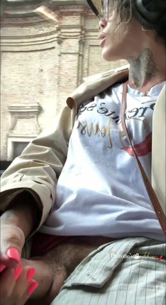 Prezottes_House: Quelle éjaculation, lol Sabrina donne une bonne éjaculation à l’intérieur du bus, tandis...