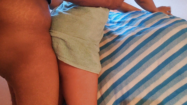 Hope Love: Meio-irmão fodeu sua meia-irmã depois do banho, quando ninguém em...