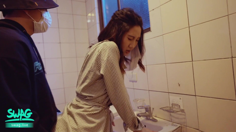 SWAG.live: Follada caliente milf en cafetería y baño público