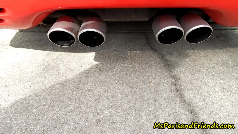 Ms Paris and Friends: 그녀의 모터를 뜨겁게 따먹는 Corvette Revving