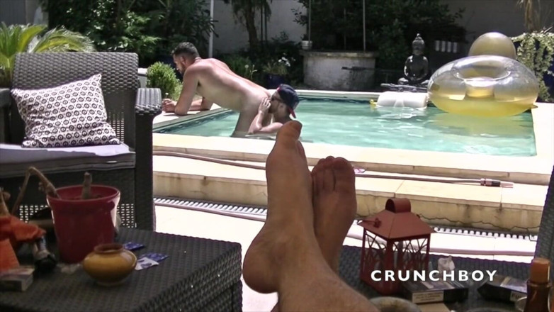 BAREBACK AND CREAMPIE CLUB: Enzo yüzme havuzunda xxl yarakla prezervatifsiz sikiliyor