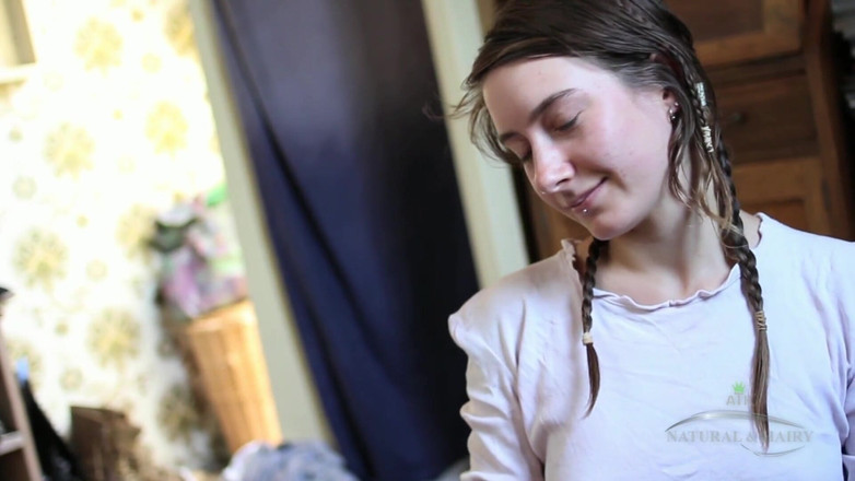 Classic ATK Hairy: Roe tira seu short curto, se inclina e masturba sua...