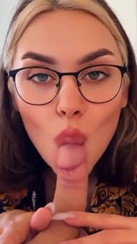 Bruneta sexy arată cum să sugă pula și are parte de o lovitură de spermă pe fața ei