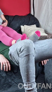 Seduta in faccia amatoriale e ballbusting con calze e leggins