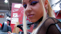 Horny Two really wet MILFs: Versaute blondine wurde in einem sportwagen gefickt