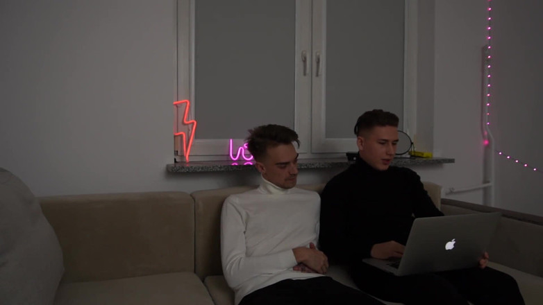 Bella Crystal: Sürtük kız kardeşler erkek arkadaşlarını değiştirdi ve yarak emiyor