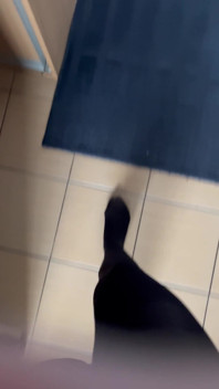 POV:黒いタイツで歩く