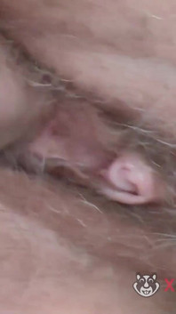 두꺼운 찌를 필요로 하는 털이 무성한 할머니 보지