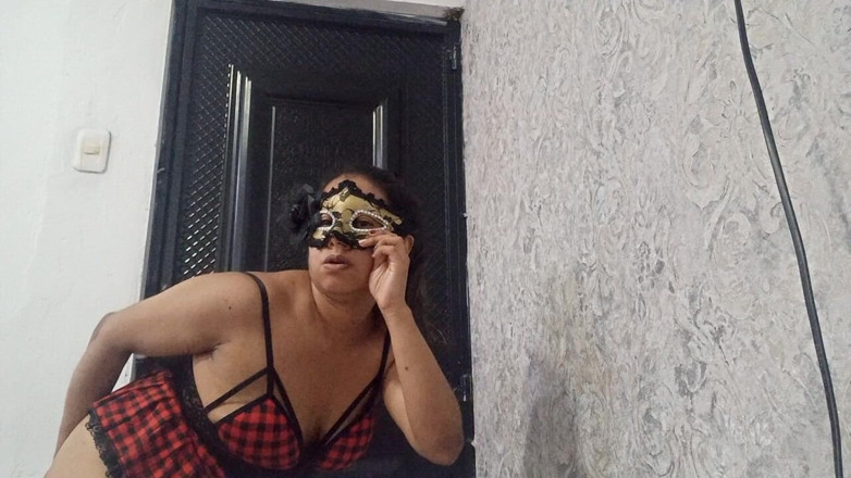 PATY PATY: Exotic Dancer Warms up with Her Pussy Open