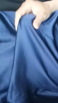 차에서 파란색 새틴 가운을 입은 아시아 크로스드레서 정액