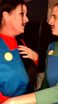 Lesbianas besos cosplay de halloween