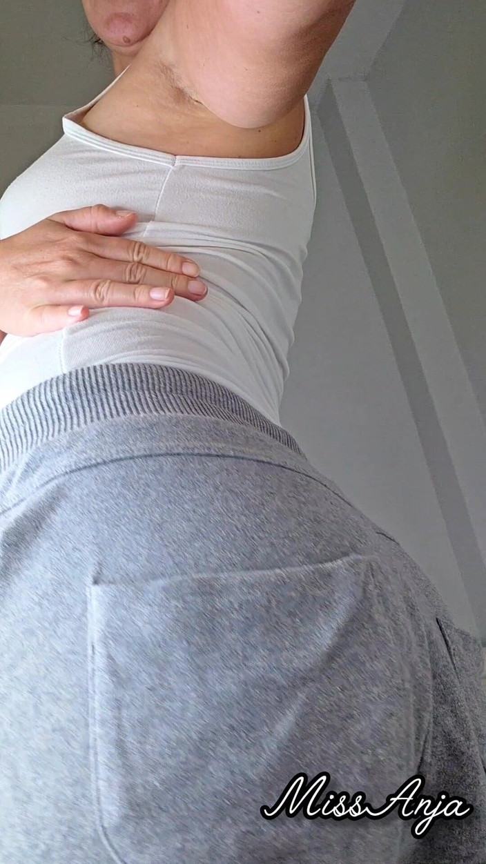 MissAnja_FH: Pedos fuertes y sudorosos en mis pantalones grises