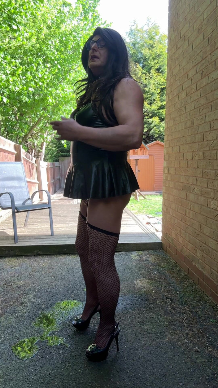Kellycd2022: Kelly, travesti sexy en vinyle noir, bas résille et talons