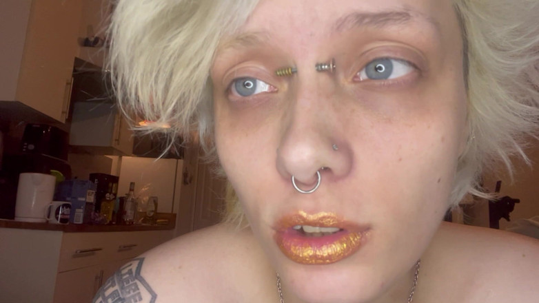 Glitterqueen1999: Mondfetisj lippenstift fetisj geen make-up gothic meisje