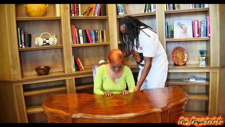 Mr_Majic: Nalliah Storm kartları okuyor ve göt yanaklarını boyatıyor