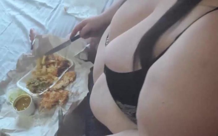 SSBBW Lady Brads: Chippy eten in sexy lingerie