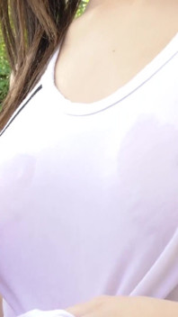 Joseline Kelly é uma universitária mal consegue lidar com seu pau grande do meio-irmão