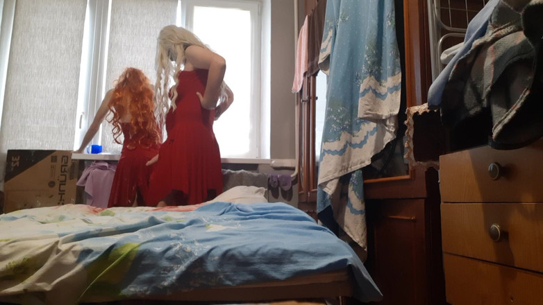 Lesbian-candys: Mama vitregă blondă o seduce pe fiica vitregă roșcată și o...