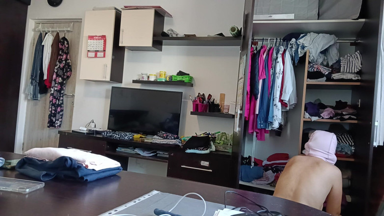 Amateur_MS: Mujer Amateur Se Divierte Probándose Ropa Y Corte.