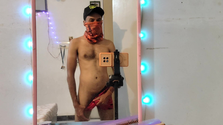 UltraHotBoy69: sambil selfie di depan cermin