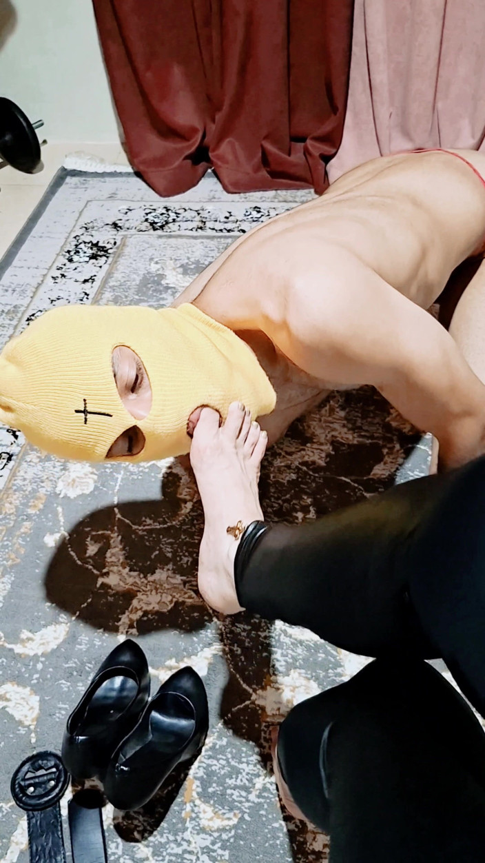 Miss lilith: Crudele adorazione delle scarpe dominazione femminile e schiavo sega con...
