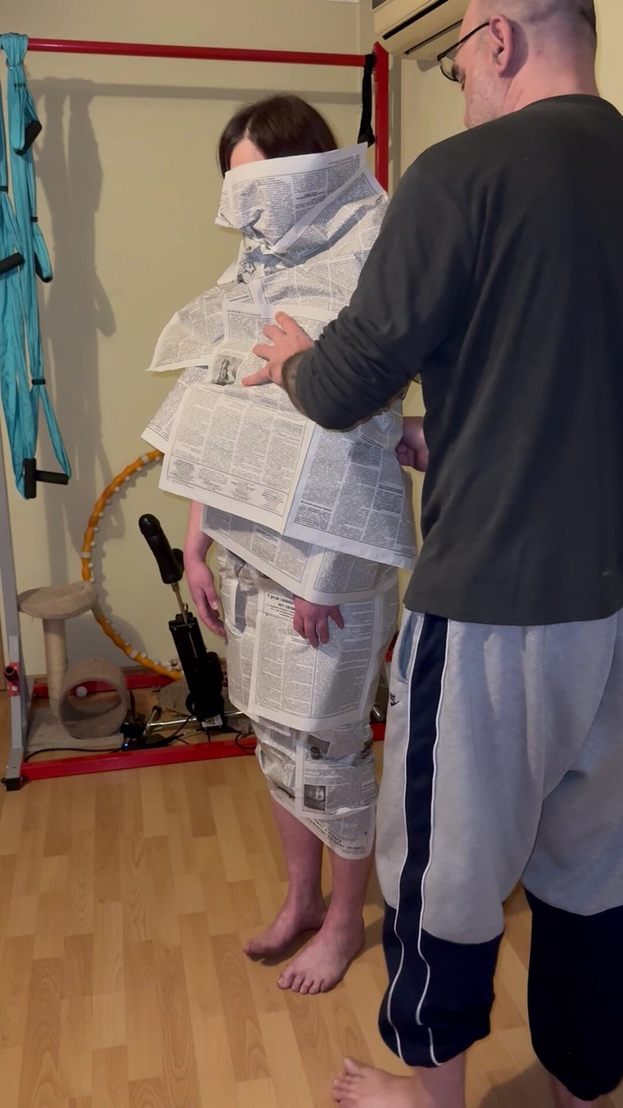 Elena917: Krantenfetisj - me in de krant wikkelen