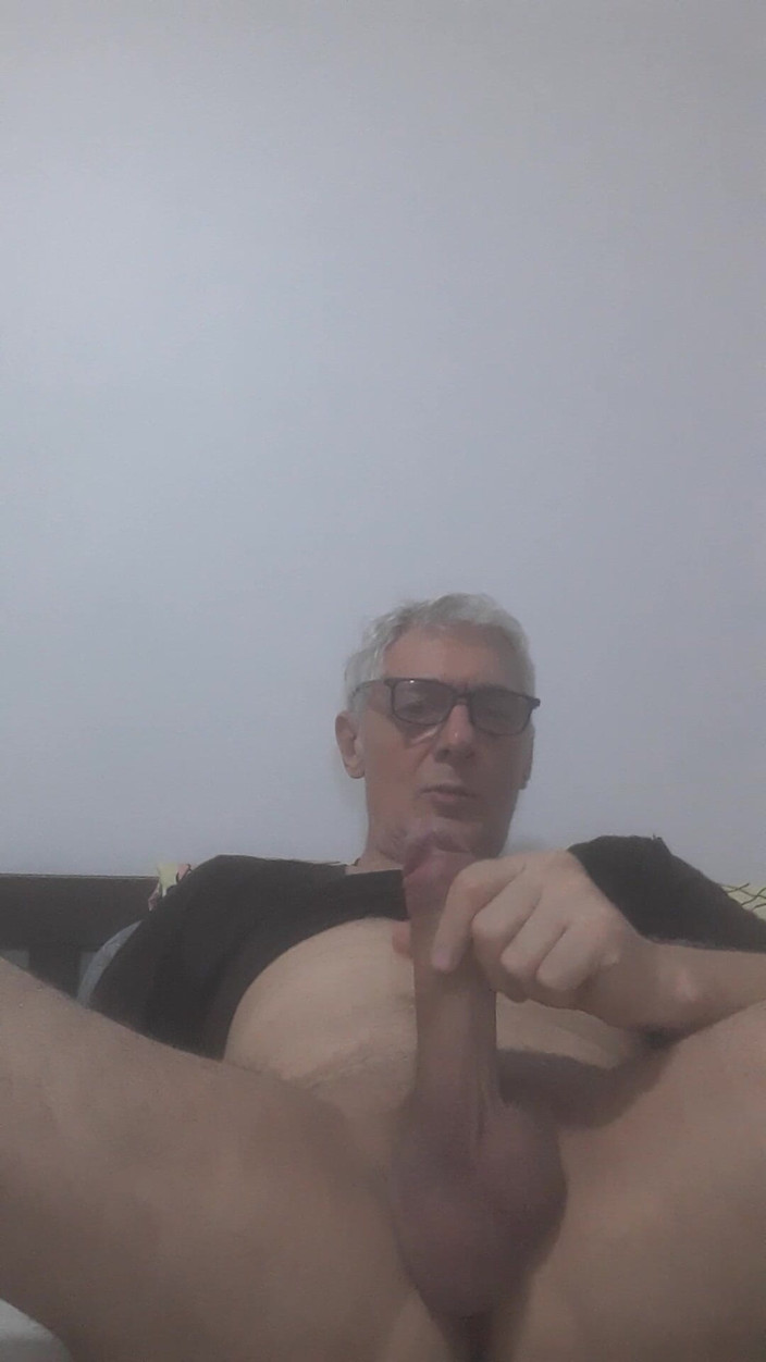 Big uncut hard cock: Fontane spritzt monsterschwanz ab