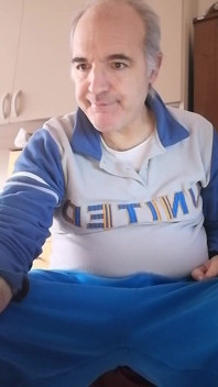 Je branle ma bite dure et je mets mes doigts dans mon cul ouvert