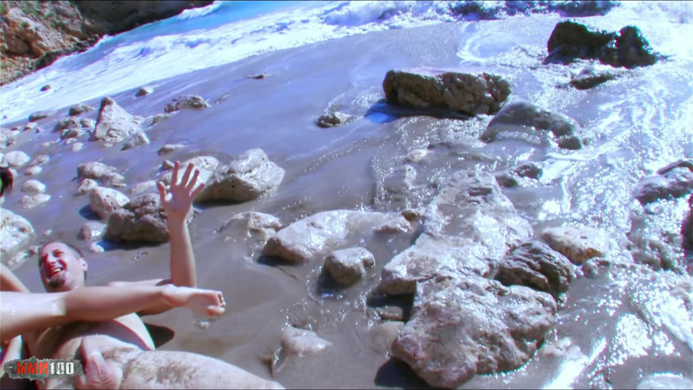 MMM100: Piccola mora inculata sulla spiaggia