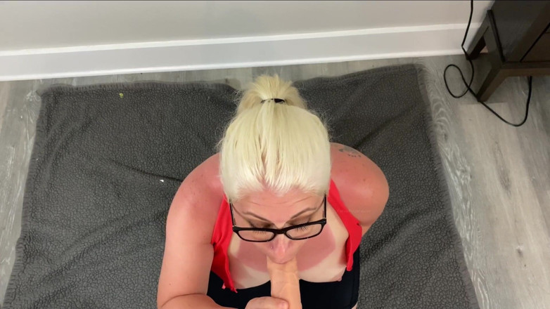 Curvy4urpleasure: Une MILF blonde de gym trait ta bite quand tu...