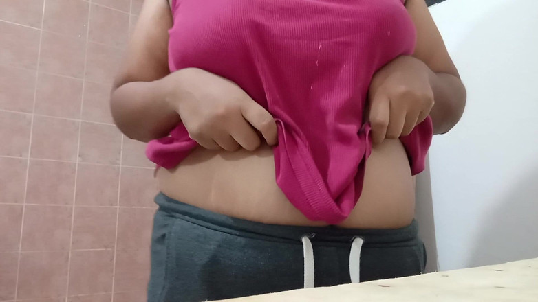 Karmicoxv: Mama bbw in de keuken toont tieten en string