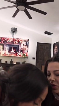 Kyle gibt Halloween-schwanz an Kiki und evelin in schwieration aus