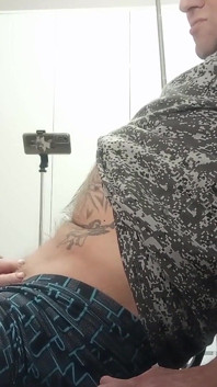 Después de una mamada profunda, me corro en las tetas de mi madrastra