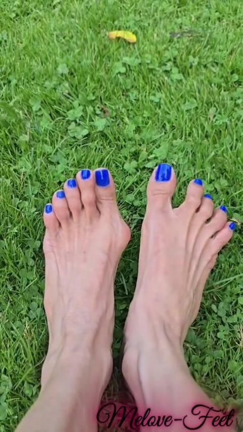 Naelor: Melove blue 指甲波兰女郎在草地上展示她性感的脚