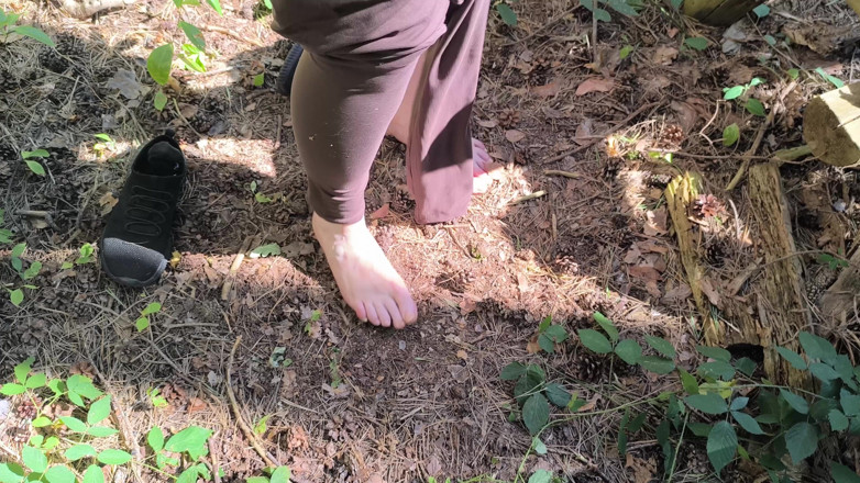 Bouncy Tits Action: Trénink ležení nahých pysků na piknikovém stole