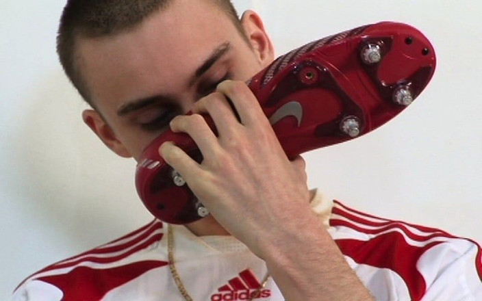 Best locker room fucks: Eurocreme - लॉकर रूम में फुटबॉलर्स का स्कोर