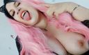Aurae Wynfaren: O mamă sexy incitantă cu părul roz vrea să-ți foreze...