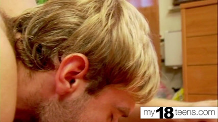 My 18 Teens: MY18TEENS - babe zuigt aan een grote lul en neukt poesje -...