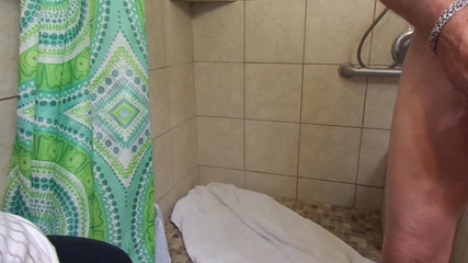 BBW nurse Vicki adventures with friends: Hippi arkadaşımla duşta oyun zamanı