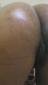 Le ragazze formose lo scuotono, provocano da soli e rimbalzano con passione in un'azione bollente