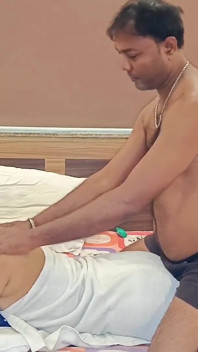 Ibu-ibu seksi india minta dipijat sama cowok berotot sampai dia mengerang keenakan