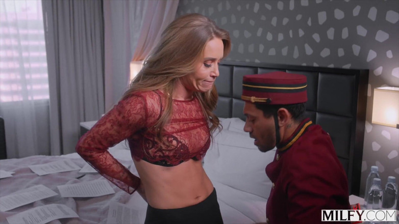 Milfy: Milfy deslumbrante milf Athena usa bellboy para seu prazer