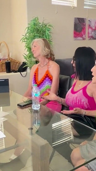 거대한 젖탱이 60 플러스 GILF 포섬