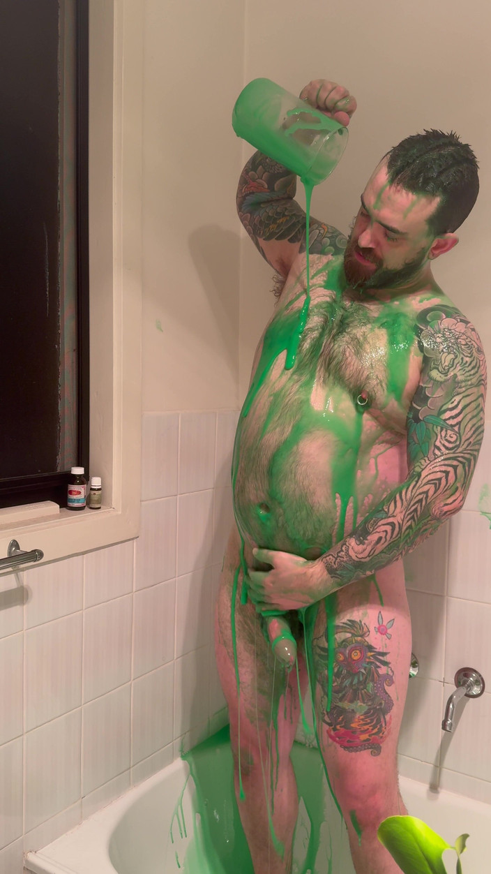 Keller Wolfe: Tombul ayı kendini balçıkla kapatıyor ve mastürbasyon yapıyor