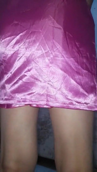 Sborra con lingerie di raso rosa e abito