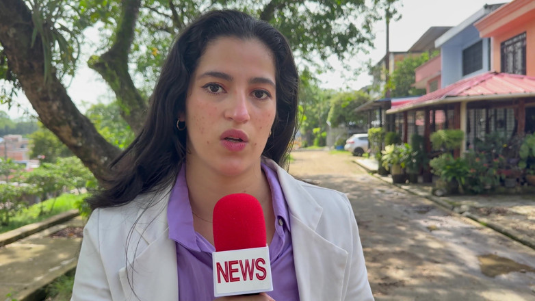NamiQseiiin: Uma repórter sexy leva uma foda forte pela notícia!
